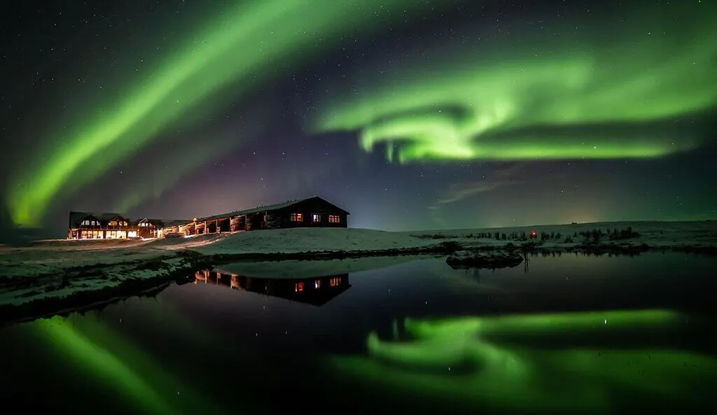 Northern Lights aurora borealis over Icelandic glacier lagoon with icebergs — HauteBlack fire ice northern lights