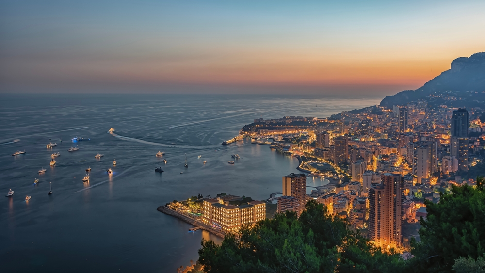Monaco Grand Prix luxury travel guide — superyachts in Port Hercule and the Formula 1 circuit through Monte Carlo